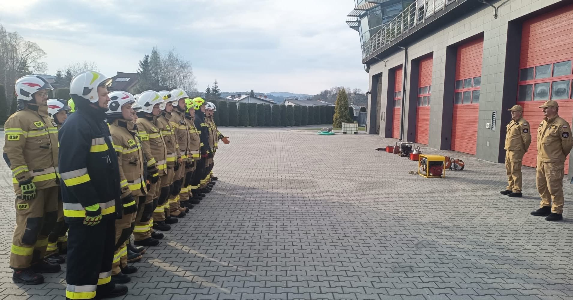 Strażacy przed budynkiem OSP