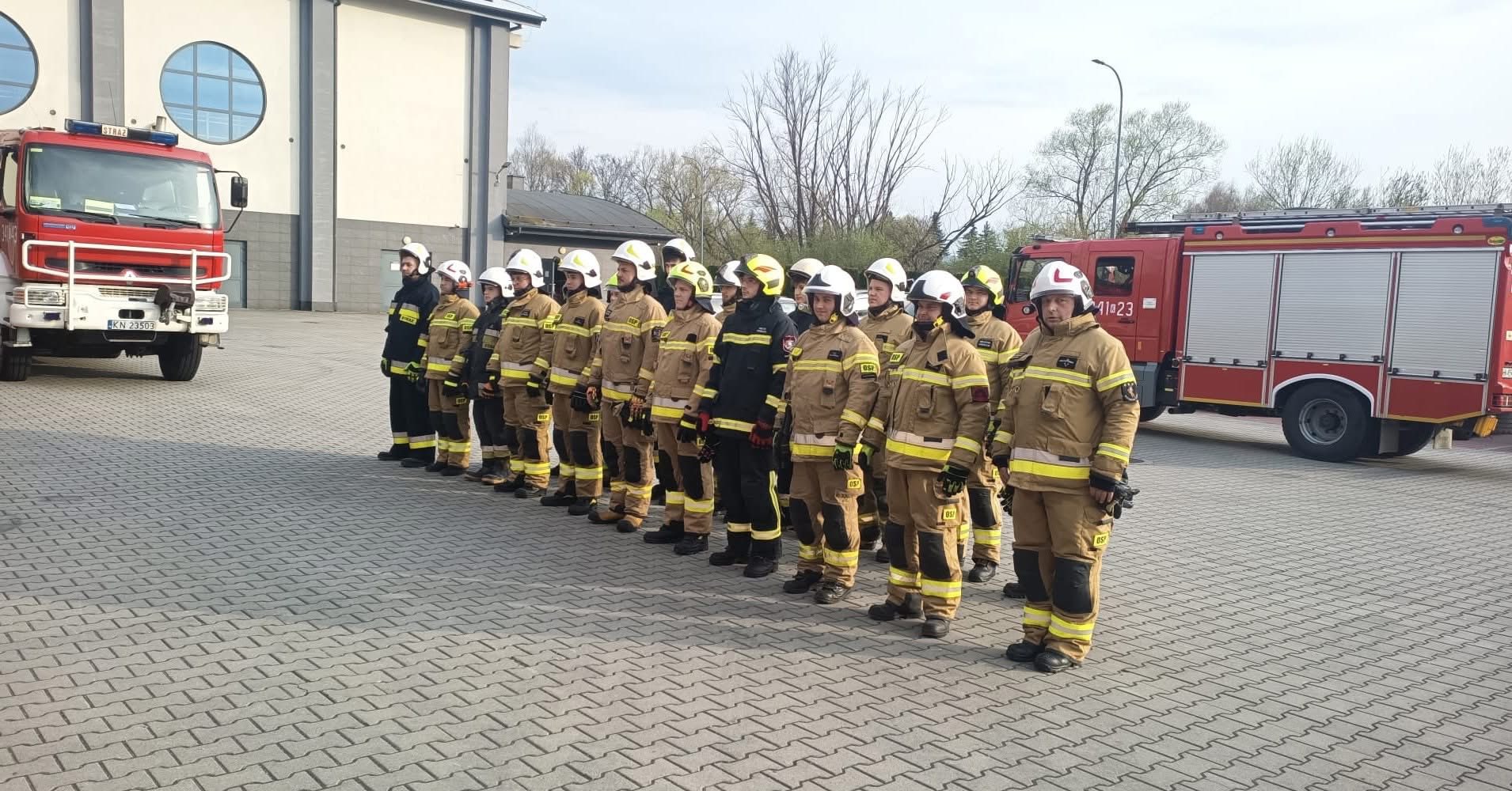 Strażacy biorący udział w szkoleniu