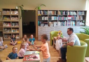 Kampania #TataTeżCzyta w Bibliotece Gminnej w Podegrodziu