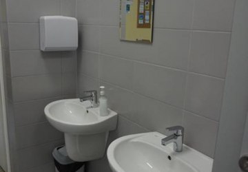 Remont łazienek w szkołach w Olszance i Długołęce Świerkli