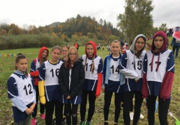 Dziewczęta ze Szkoły Podstawowej w Podegrodziu w finale powiatowym sztafetowych biegów przełajowych w ramach Igrzysk Młodzieży