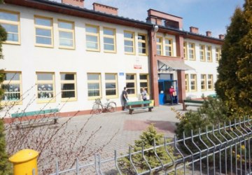 Szkoła Podstawowa w Brzeznej czeka odświeżona na swoich uczniów